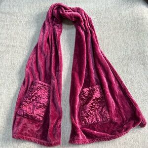 Plush blanket scarf fuchsia magenta with quilted pockets